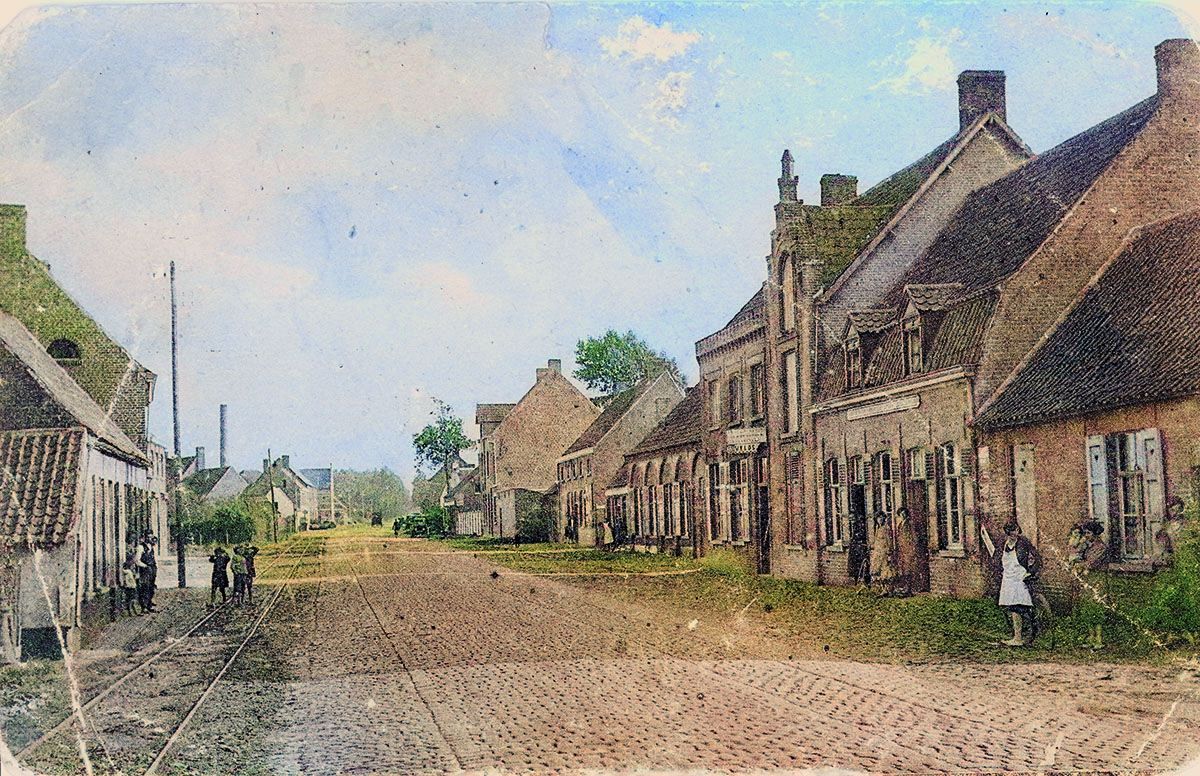 De tramlijn Brugge-Zwevezele langs de Kortrijksestraat in Waardamme